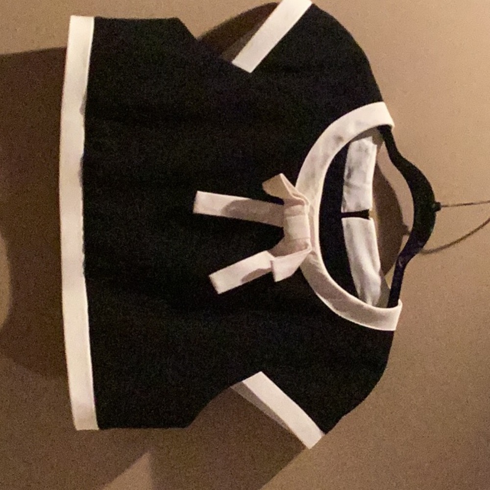 Super elegant, black and white short top with back zipper.